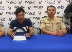 Captura de video de declaración del candidato Miguel Morocho sobre su secuestro, en compañía de agentes de la Policía Nacional.