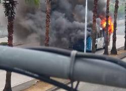 El bus de servicio público que se incendió en plena avenida Francisco de Orellana.