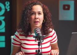 Alondra Santiago salió del país luego de que le revocaran la visa.
