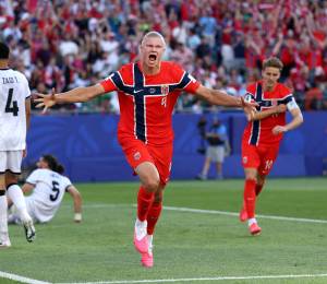 Erling Haaland celebra el primer gol de su equipo durante el partido del Grupo I de la Copa Mundial de la FIFA 2026 entre Irak y Noruega.