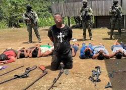 Alias Camilo, presunto cabecilla del Frente Oliver Sinisterra, posa de rodillas frente a militares.