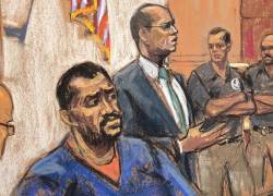 Fotografía de un dibujo realizado por la artista Jane Rosenberg donde aparece el abogado Alexei Schacht (2i), hablando junto a su cliente, el narcotraficante ecuatoriano José Adolfo 'Fito' Macías.