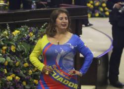 Barros posa con su vestido tricolor dentro del Palacio Legislativo, poco antes de que comenzara la intervención del presidente Daniel Noboa.
