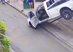 Una camioneta, que circulaba de retro, embistió a un hombre y un niño en Guayaquil.