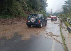 Deslaves en la vía Papallacta por las fuertes lluvias, en una foto de archivo.