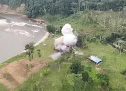 Captura de video que muestra el momento en el que las fuerzas de seguridad ecuatorianas atacaron el supuesto campamento de minería ilegal.