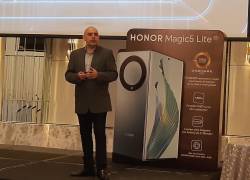 HONOR lanzó su nuevo modelo Magic5 Lite, un smartphone cuya pantalla curva es ultra resistente.