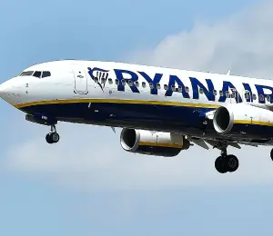 Según Ryanair, una ventanilla de pasajeros se desprendió en pleno vuelo, poco después del despegue.