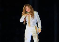 Shakira se quita la chaqueta mientras actúa durante una parada de su gira mundial Las Mujeres Ya No Lloran en el Allegiant Stadium el 28 de junio de 2025 en Las Vegas, Nevada.