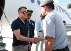 Daniel Noboa baja del avión presidencial tras arribar a la ciudad de Miami, en Estados Unidos, el pasado 6 de marzo.