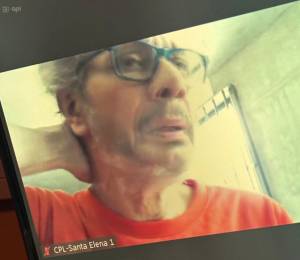 Fotografía que muestra una grabación del exvicepresidente Jorge Glas dentro de su celda, en la Cárcel del Encuentro.