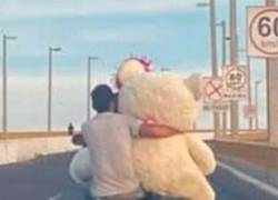 Recorrió más de 13 km en motocicleta para entregarle un peluche gigante a su hija