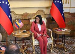 La presidenta interina de Venezuela, Delcy Rodríguez (derecha), habla con el secretario del Interior de Estados Unidos, Doug Burgum (izquierda), durante una reunión en el Palacio Presidencial de Miraflores.