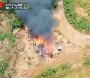 Vista aérea del escondite de los disidentes, que fue incendiado durante el operativo militar.