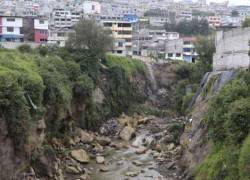 Ciudadanos caen en una quebrada de Quito: Fiscalía investiga extralimitación de funciones durante protesta