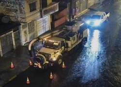 Los equipos de trabajo durante la limpieza de alcantarillado y sumideros.