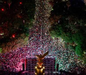 Aficionados de México celebrando el triunfo ante Ecuador en el Ángel de la Independencia, por los dieciseisavos de final del Mundial de la FIFA 2026, en Ciudad de México.