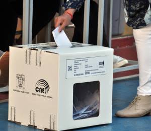 Fotografía referencial de una urna de votación.
