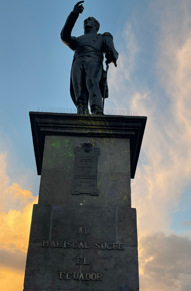 $!En la Plaza de Santo Domingo, en Quito, se exhibe la estatua alusiva.