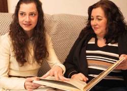 Captura de video de entrevista en la que Noeli y su madre, Yoli, ven un álbum familiar.