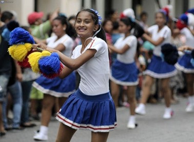 Estudiantes saludaron a Guayaquil en sus fiestas octubrinas