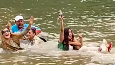 Candidatas a Miss Ecuador protagonizan jocosa caída en un río de Quevedo