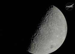 Esta captura de pantalla de una transmisión en directo de la NASA muestra la nave espacial Orion acercándose a la Luna el 6 de abril de 2026.