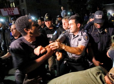 Protesta contra una estatua en el campus de la Universidad de Carolina del Norte