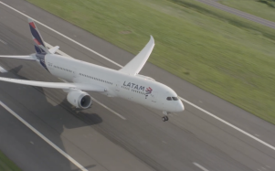 Uno de los aviones de LATAM Airlines Ecuador a punto de despegar.