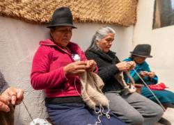 Fotografía de mujeres artesanas de prendas de ropa en la sierra ecuatoriana.