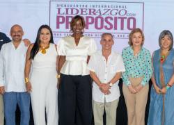 Primer encuentro internacional de 'Liderazgo con propósito' realizado en Guayas. En la foto las empresarias Isabel Noboa y Bisila Bokoko acompañadas por los speakers del evento Tomeu Oliver Gaya, Javier Valbuena, María Paulina Romo, , Verónica Gavilanes y Rafael Avilés.