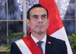 El presidente interino de Perú, José Jeri, observa durante la ceremonia de inauguración de su gabinete en el Palacio Presidencial en Lima el 13 de octubre de 2025.