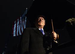 El presidente estadounidense, Donald Trump, habla con la prensa antes de salir de la Casa Blanca en Washington.