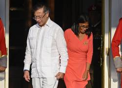 La presidenta interina de Venezuela, Delcy Rodríguez (derecha), y el presidente colombiano, Gustavo Petro, llegan para pronunciar declaraciones tras una reunión bilateral en el palacio presidencial de Miraflores en Caracas el 24 de abril de 2026.