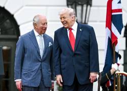 Fotografía que muestra al presidente estadounidense Donald Trump junto al rey de Inglaterra, Carlos III, en un encunetro oficial en la Casa Blanca, en Washington.