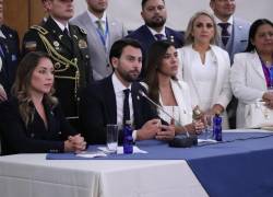 Fotografía que muestra a Niels Olsen (C) durante declaraciones a la prensa