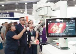 Asistentes en la Feria de Salud y Bienestar, organizada por la Junta de Beneficencia en Guayaquil.