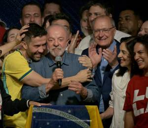 André Janones abrazando a Lula da Silva tras el triunfo del oficialismo en Brasil.