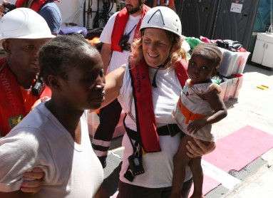 Rostros de migrantes rescatados en el Mar Mediterráneo