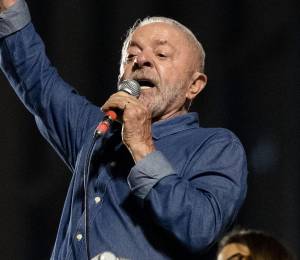 El presidente de Brasil, Luiz Inácio Lula da Silva, habla frente a simpatizantes tras ganar las elecciones.