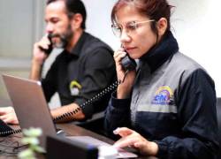 Persona revisando su lugar de votación en línea.