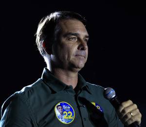 El senador brasileño de derecha y candidato presidencial por el Partido Liberal (PL), Flavio Bolsonaro, hace gestos durante un acto de campaña en Guarulhos, estado de São Paulo, Brasil, el 21 de octubre de 2026.