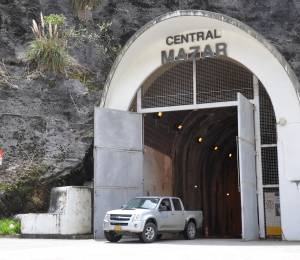 Fotografía de la puerta principal de la central hidroeléctrica Mazar.