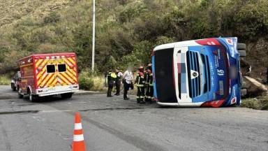 Volcamiento de un bus interprovincial en la vía Quito-Papallacta deja ...