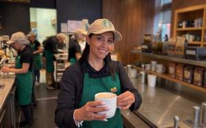 Foto referencial de barista de Starbucks con composición realizada por Gemini