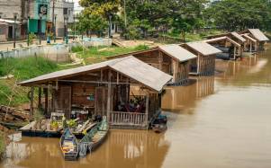 Fotografía del barrio flotante a orillas del Río Babahoyo.