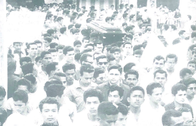 $!Miles de personas llegaron a despedir a los estudiantes fallecidos.