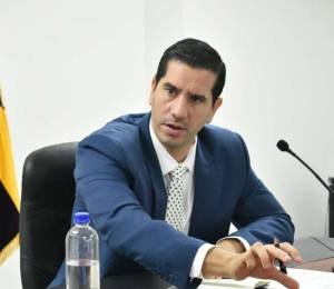 Roberto Luque lidera el Ministerio de Infraestructura y Tecnología.