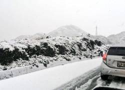 Varias carreteras de Ecuador amanecen cubiertas de nieve; autoridades piden tomar precauciones