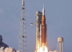 El cohete Space Launch System (SLS) que transportaba la cápsula Orion para la misión Artemis II despegó de del Centro Espacial Kennedy en Titusville, Florida, EE. UU., el 1 de abril de 2026.